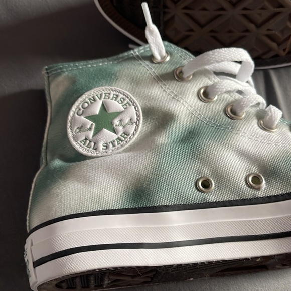 NEW NEVER WORN Converse - Picture 2 of 3
